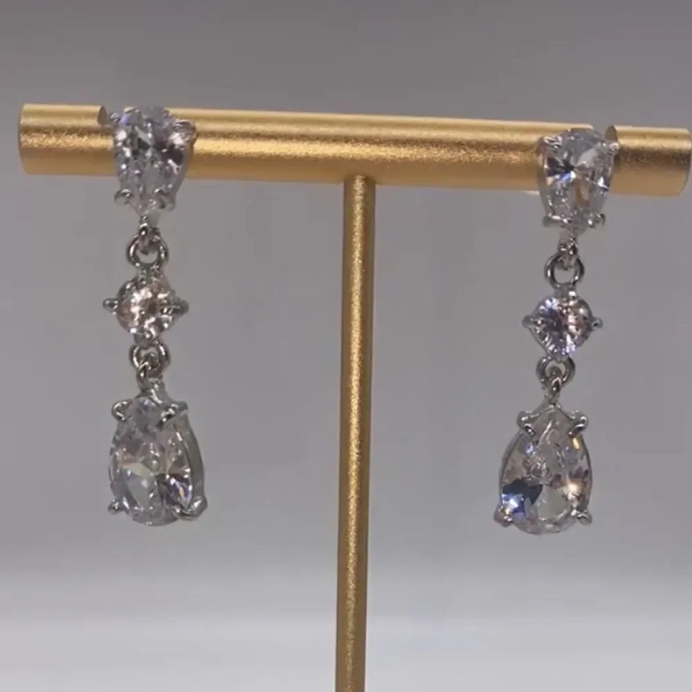 🔅🆕🔅✨ Elegant TearDrop Silver Plated Simulated Crystal Drop Earrings✨